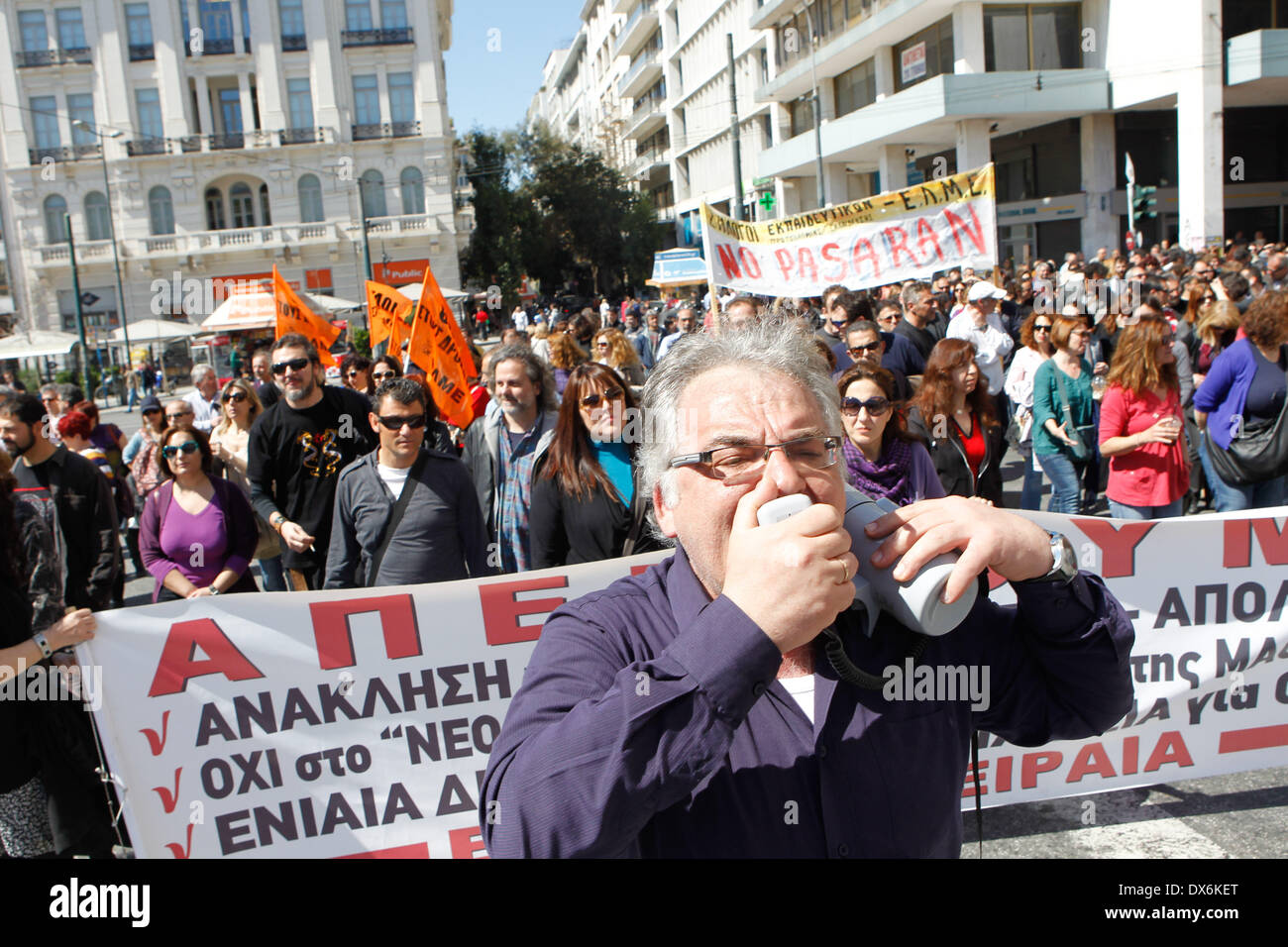 Atene, Grecia. Xix Mar, 2014. La gente protesta nel centro di Atene contro il programma di mobilità e di eventuali licenziamenti nel settore pubblico. Credito: Aristidis Vafeiadakis/ZUMAPRESS.com/Alamy Live News Foto Stock