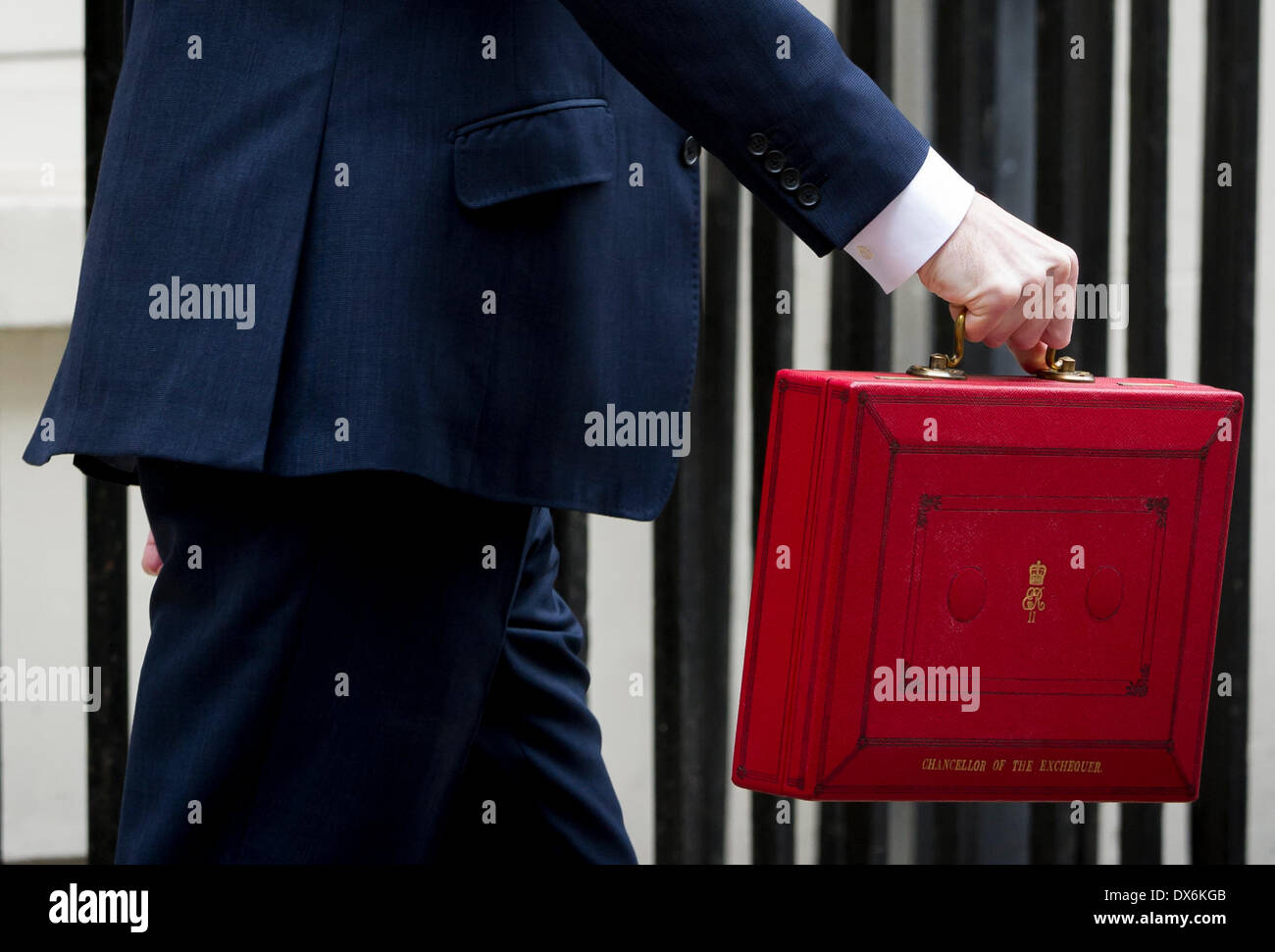 Il cancelliere dello scacchiere George Osborne al di fuori 11 Downing Street prima di dirigervi alla House of Commons per consegnare il suo annua Foto Stock