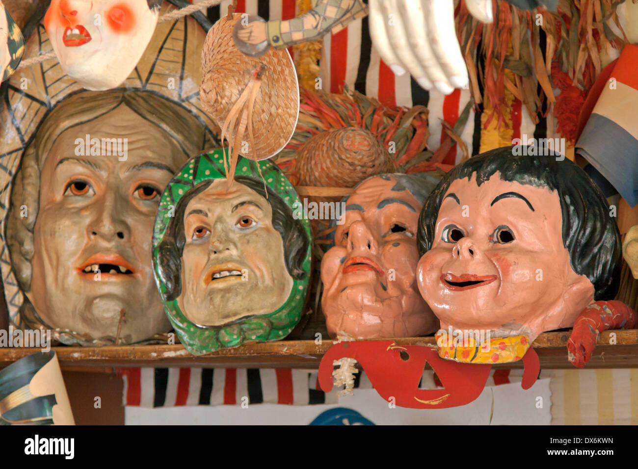 Maschere Vintage in un vecchio negozio di giocattoli, presso il museo Zuiderzee, di Enkhuizen, North Holland, Paesi Bassi. Foto Stock
