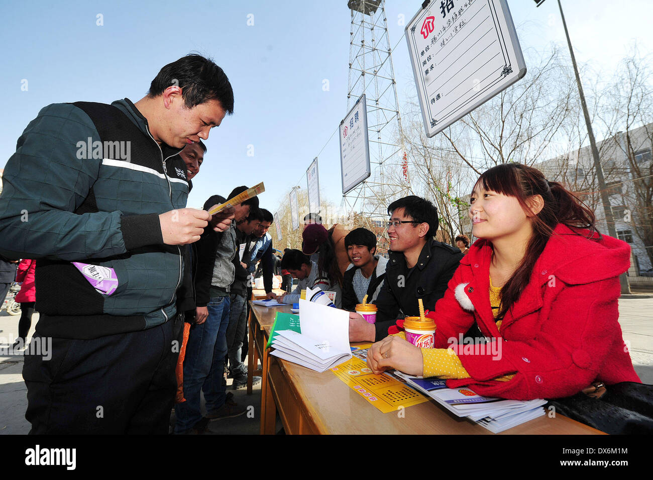 Yinchuan, la Cina del Ningxia Hui Regione autonoma. Xix Mar, 2014. Un uomo cerca per il lavoro a un processo equo in Helan contea di Yinchuan, la capitale del nord-ovest della Cina di Ningxia Hui Regione autonoma, Marzo 19, 2014. Fiere del lavoro sono state recentemente svoltasi nelle aree rurali in Ningxia dove la forza lavoro sono abbondanti. Oltre 70 i datori di lavoro hanno preso parte alla fiera del lavoro di mercoledì. Credito: Peng Zhaozhi/Xinhua/Alamy Live News Foto Stock