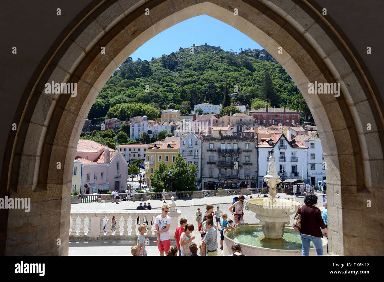 Archway vista da Sintra Royal Palace, del Portogallo, dell'Europa. Foto Stock