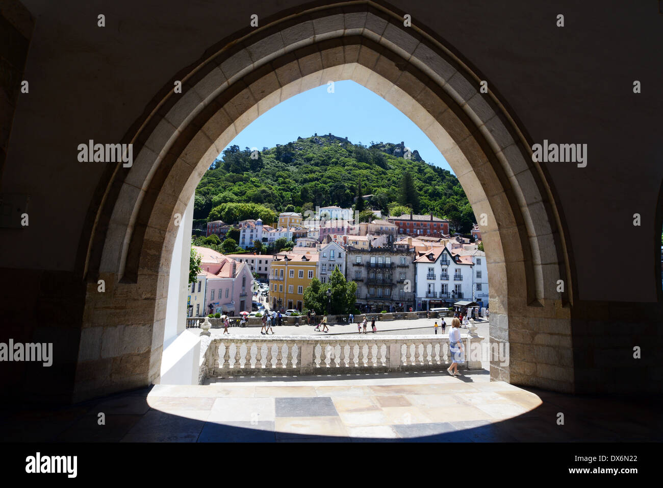 Archway vista dal Palazzo Reale, Sintra National Park e Sito del Patrimonio Mondiale, il Portogallo centrale Foto Stock