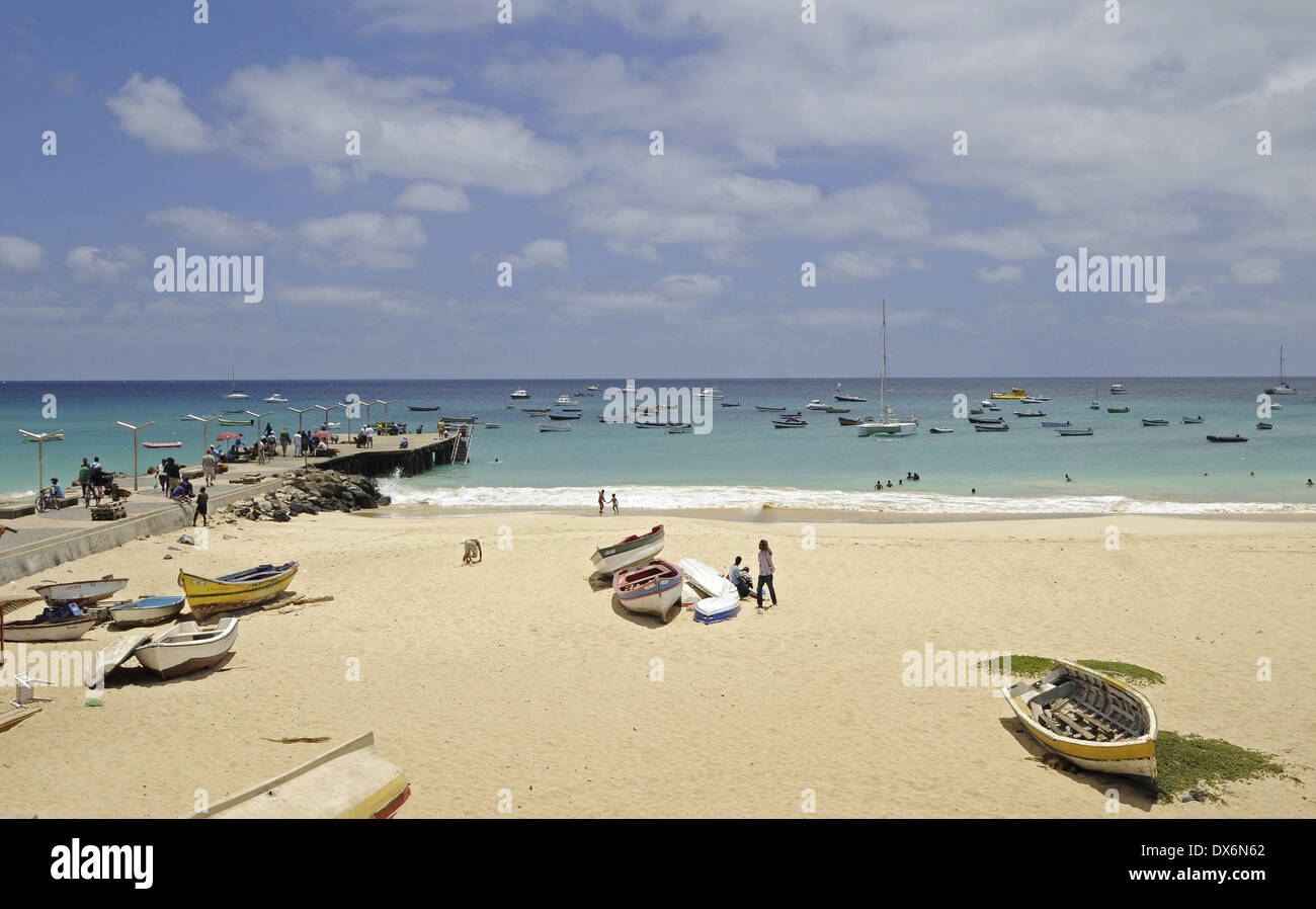 Barche in legno sulla sabbia e le barche ormeggiate in mare sulla spiaggia di Santa Maria. Persone in acqua e sulla riva. Foto Stock