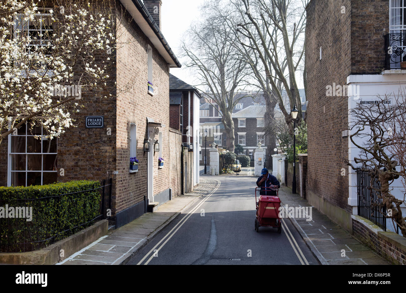 Portalettere consegna post su frati Lane in Richmond TW1 - London REGNO UNITO Foto Stock