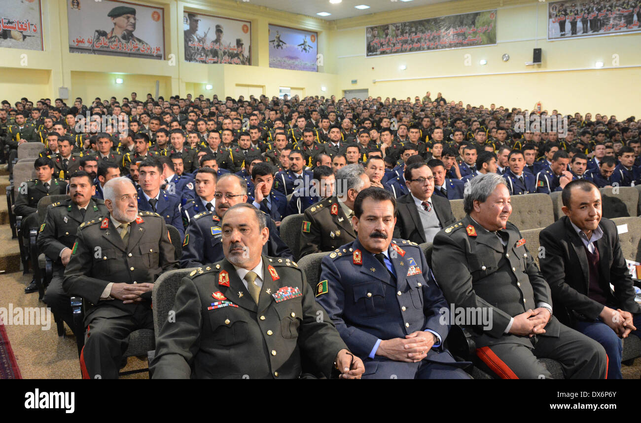 A Kabul, Afghanistan. Xix Mar, 2014. Esercito afghano dei comandanti e dei cadetti assistere ad una cerimonia di laurea a livello nazionale accademia militare di Kabul, Afghanistan il 19 marzo 2014. Un totale di 507 ufficiali si è laureato dopo aver studiato per quattro anni presso il maresciallo Qasim Fahim Università militare a Kabul. © Xinhua/Alamy Live News Foto Stock