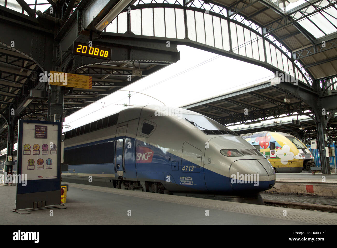 Il TGV sulla stazione ferroviaria Gare de l'Est Foto Stock