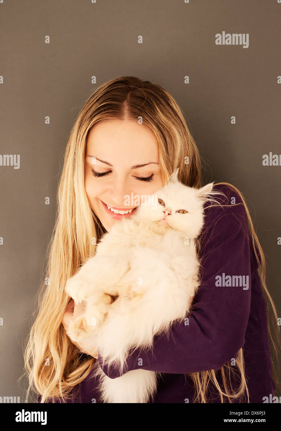 Bella ragazza tenendo un gatto Foto Stock