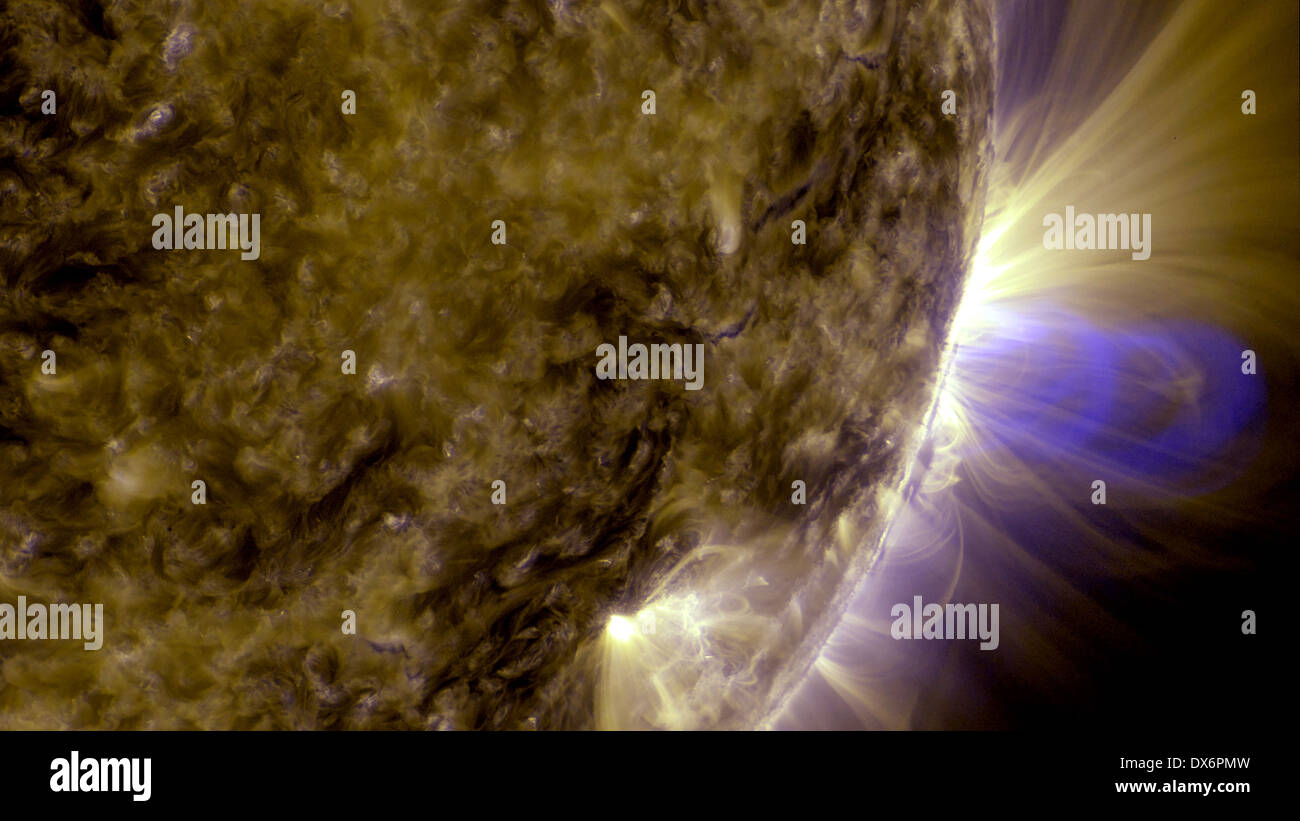Funi di flusso su Sun .Questo è un immagine di anelli magnetici su sun, catturato dalla NASA Solar Dynamics Observatory Foto Stock