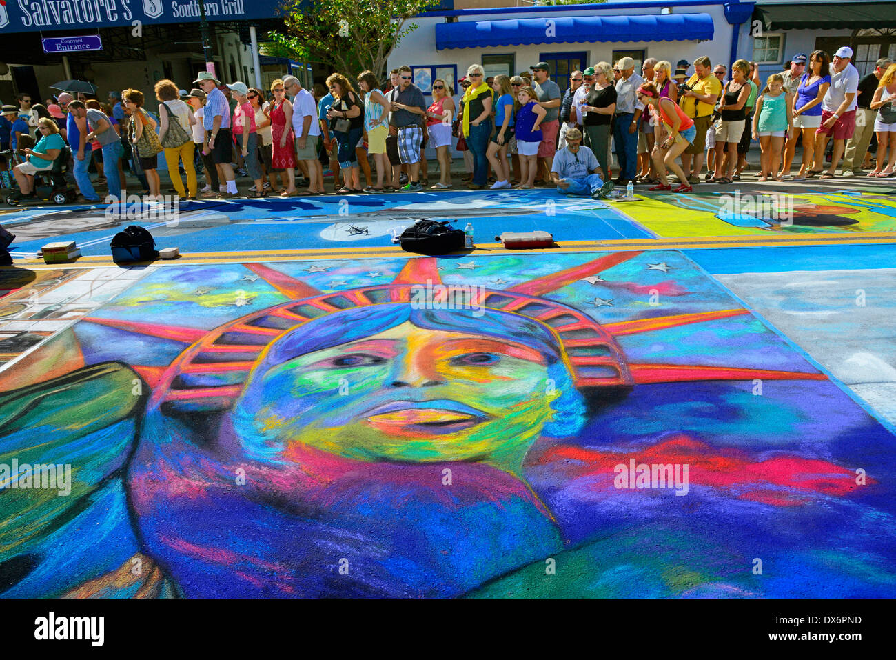 Sarasota Chalk Festival Statua della Libertà storica Piazza Burns Florida eredità di Valor US Foto Stock