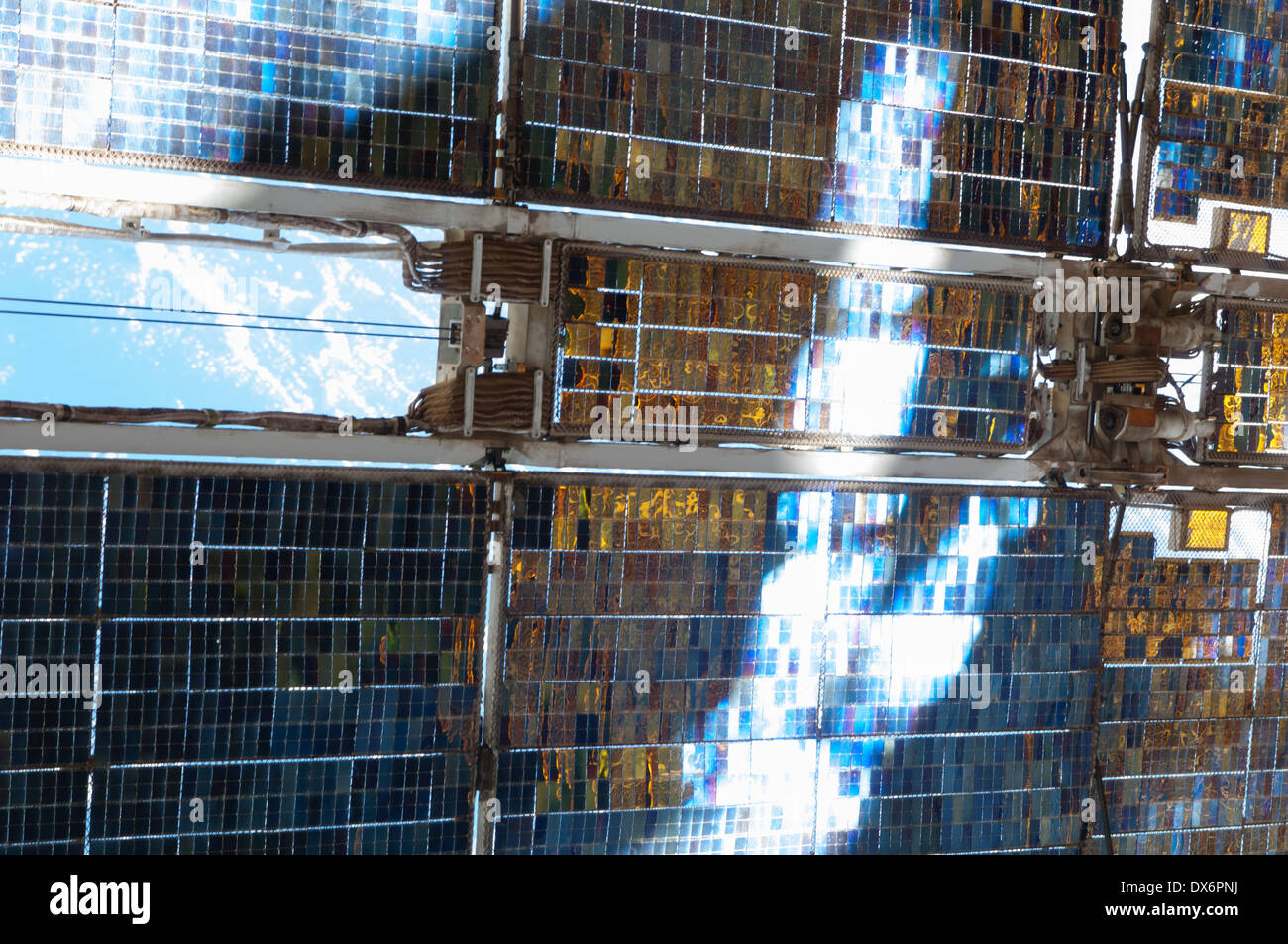Questo ritratto di close-up di un servizio Zvezda array modulo della Stazione Spaziale Internazionale, che riflette i raggi luminosi del sole Foto Stock