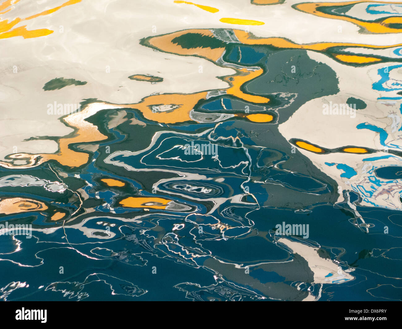 Abstract riflessioni del dipinto barche tradizionali su acque calme, Chania porto, Creta, Grecia Foto Stock