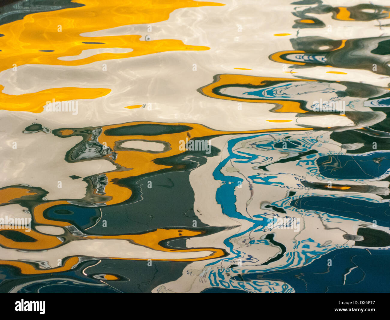 Abstract riflessioni del dipinto barche tradizionali su acque calme, Chania porto, Creta, Grecia Foto Stock