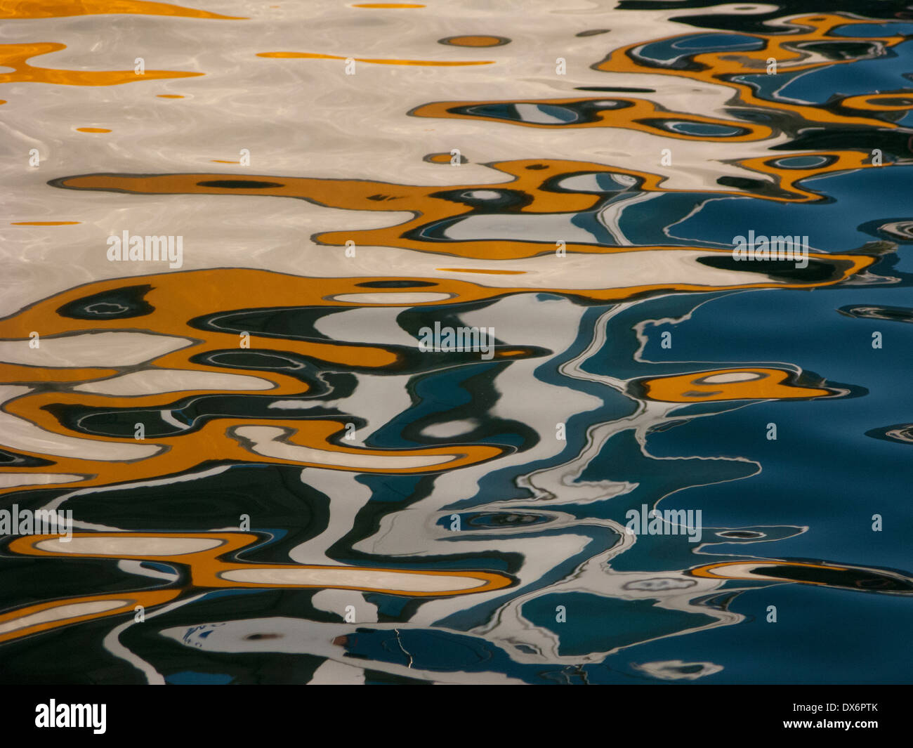 Abstract riflessioni del dipinto barche tradizionali su acque calme, Chania porto, Creta, Grecia Foto Stock
