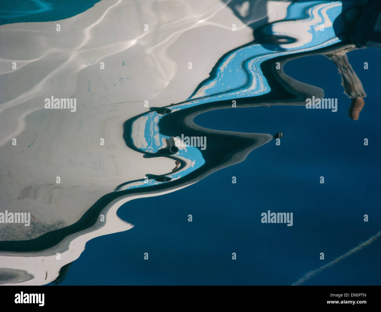 Abstract riflessioni del dipinto barche tradizionali su acque calme, Chania porto, Creta, Grecia Foto Stock