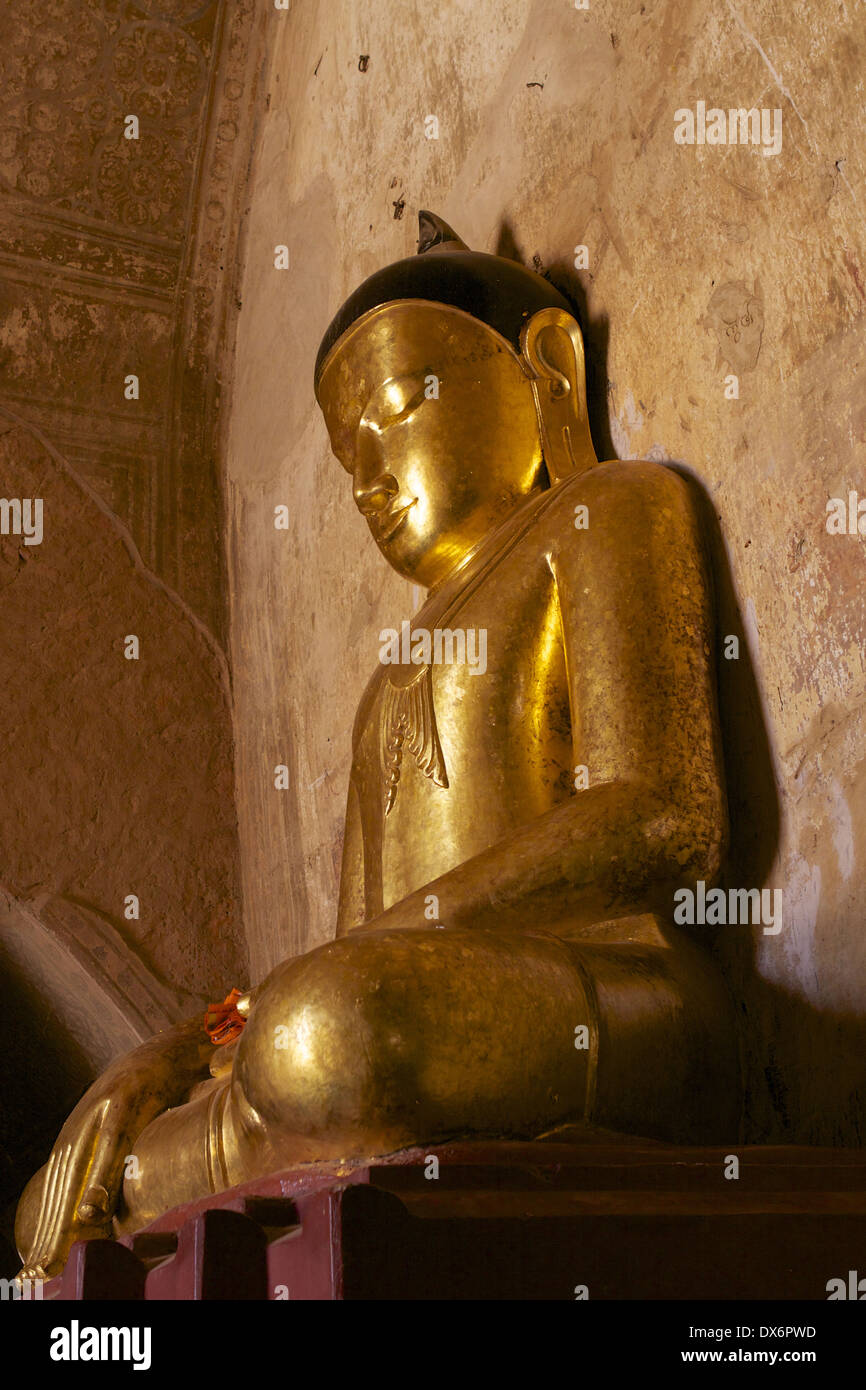 Golden Buddha di stato con una bandiera di preghiera offerta da un visitatore entro Sulamani Pahto (a.k.a. Sulamani Guphaya) tempio costruito in Foto Stock