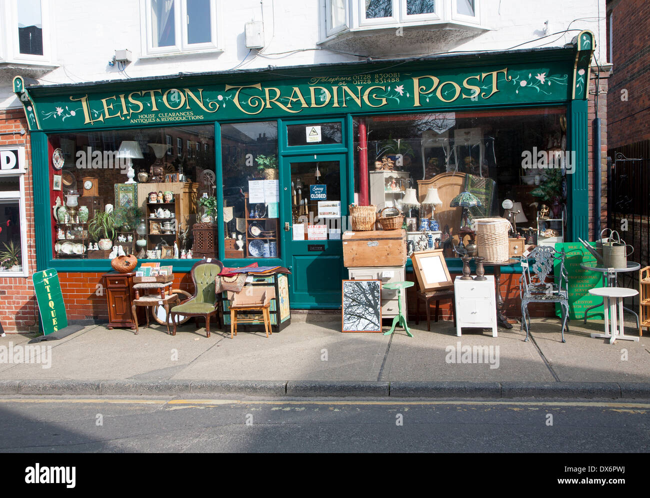 Trading Post negozio di antiquariato in a Leiston, Suffolk, Inghilterra Foto Stock