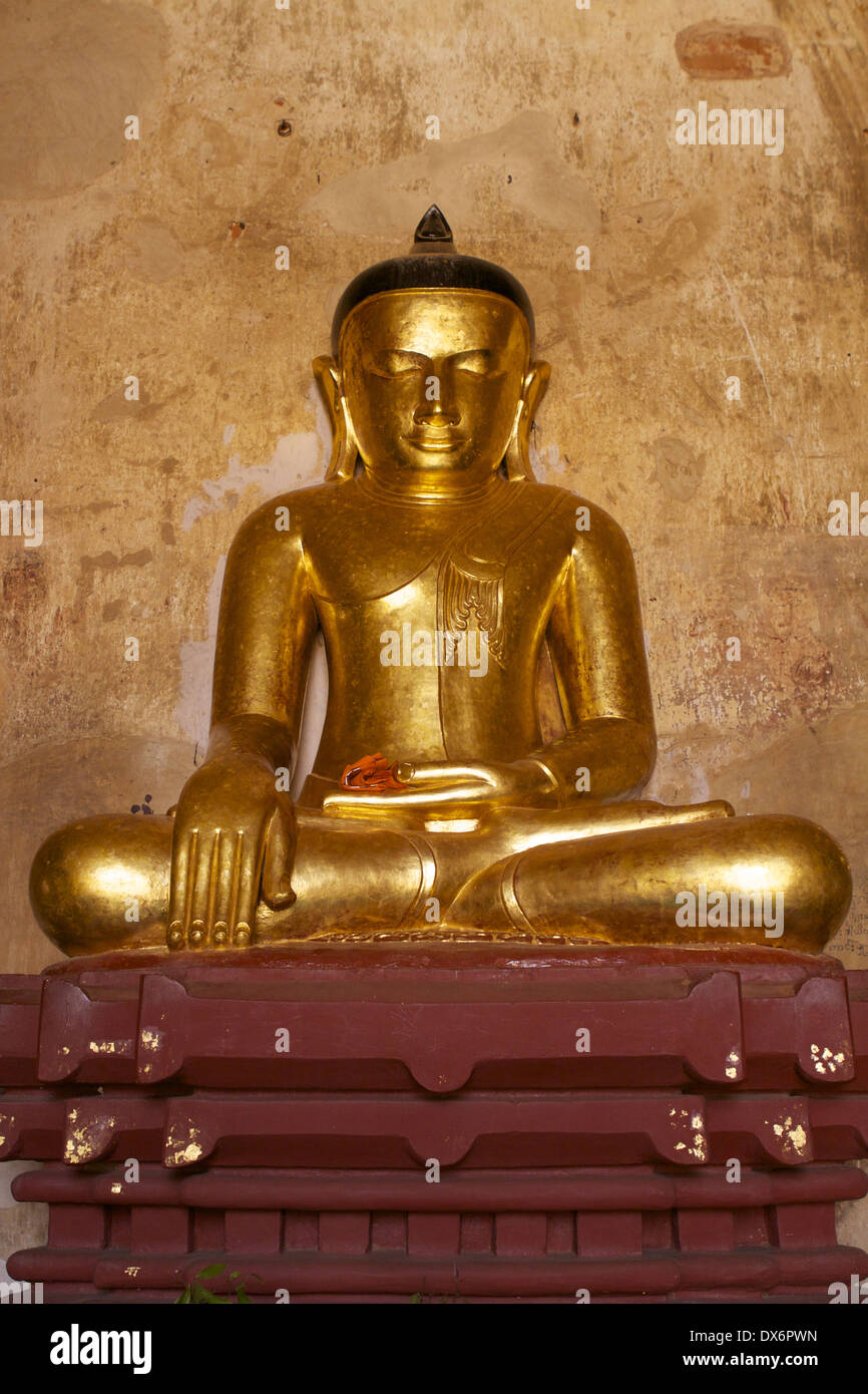 Golden Buddha di stato con una bandiera di preghiera offerta da un visitatore entro Sulamani Pahto (a.k.a. Sulamani Guphaya) tempio costruito in Foto Stock