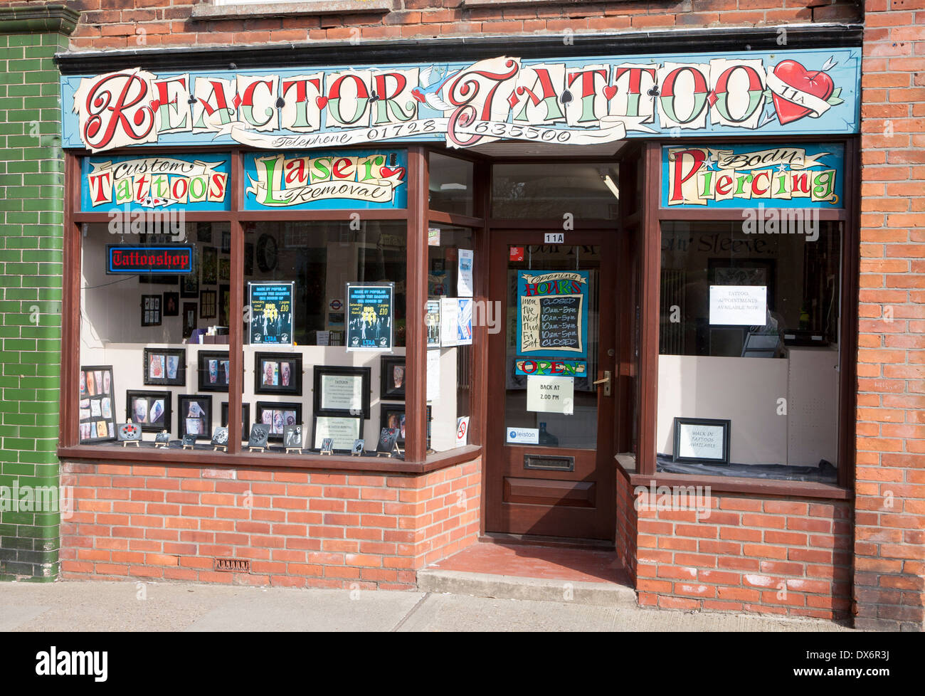 Salotto tattoo shop in a Leiston, Suffolk, Inghilterra Foto Stock