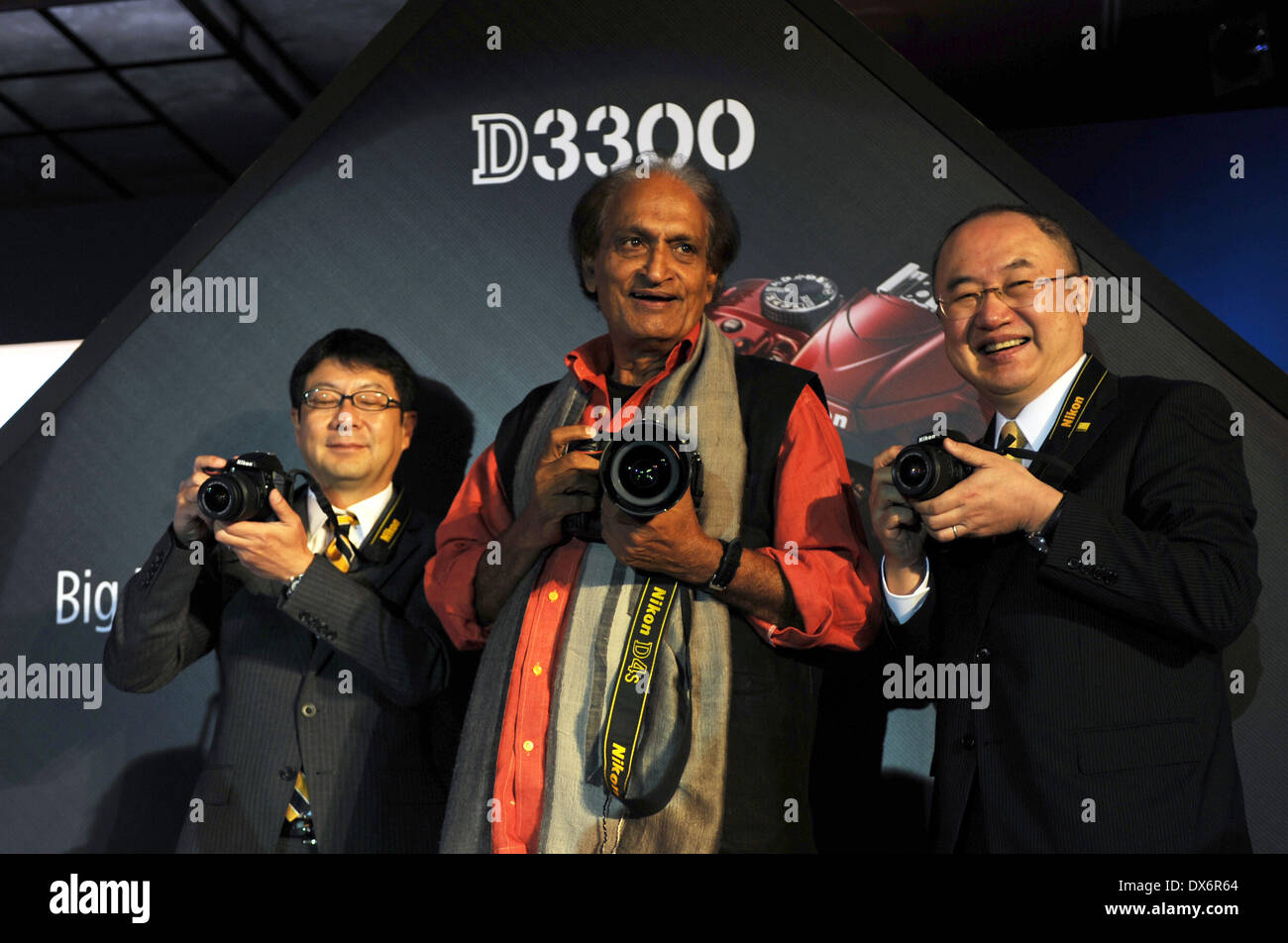 New Delhi, India. Xix Mar, 2014. Fotografo Raghu Rai (C) e due alti funzionari di Nikon Corporation assistere alla cerimonia di lancio della Nikon D4s e D3300 le telecamere in New Delhi, India, 19 marzo 2014. © Partha Sarkar/Xinhua/Alamy Live News Foto Stock