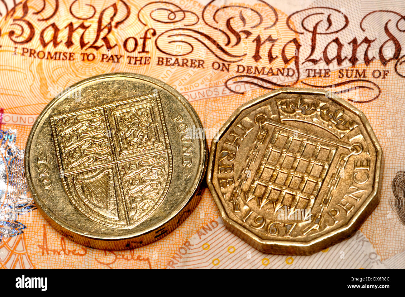 New British pound coin prevista per il 2017, per aiutare a contrastare la crescente contraffazione problemi. Nuovo design basato sul vecchio pre-decimale 3d pezzo. Foto Stock