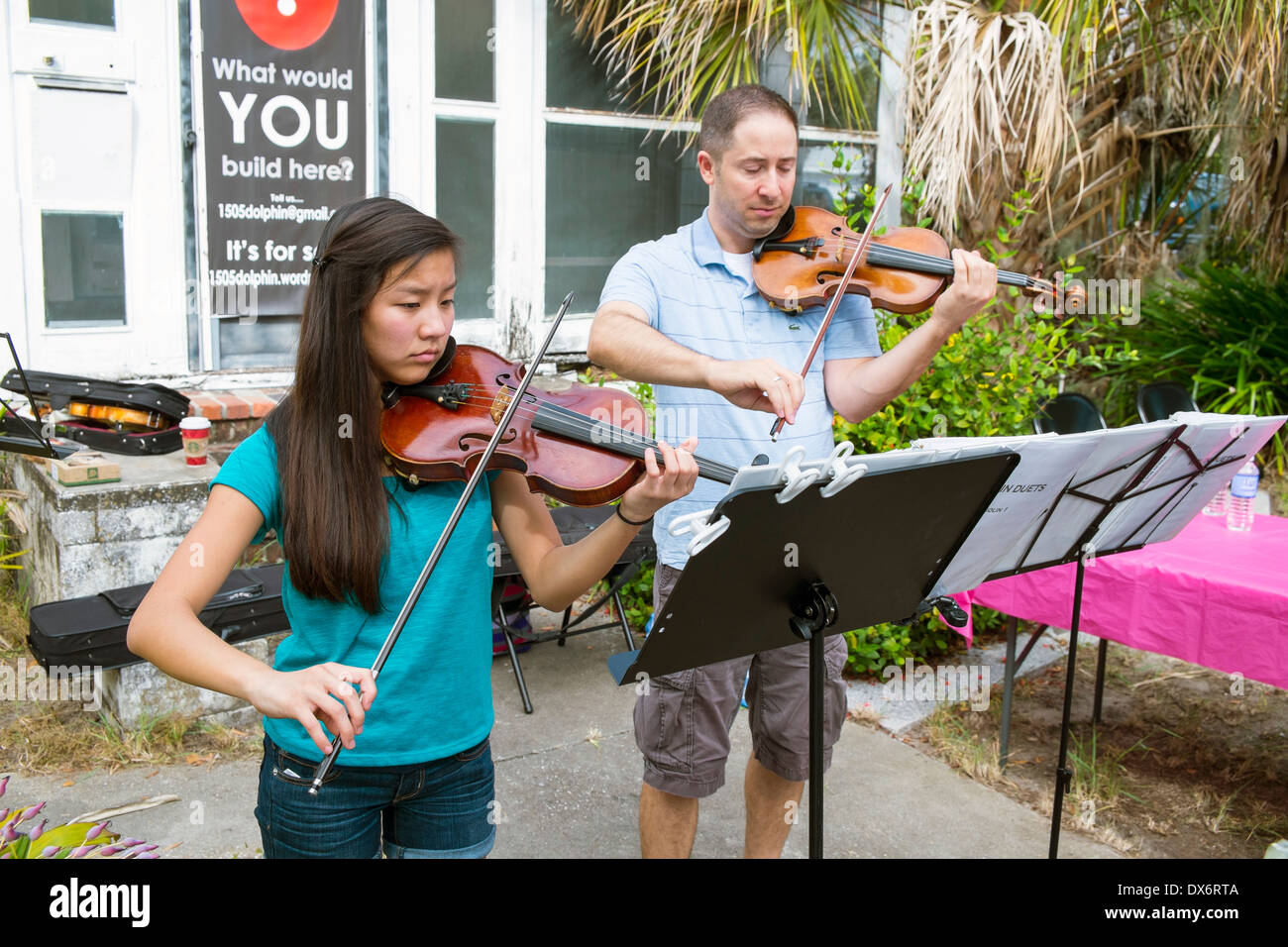 Gli artisti interpreti o esecutori di violino a Sarasota Chalk Festival ustioni storica piazza ci Florida Foto Stock