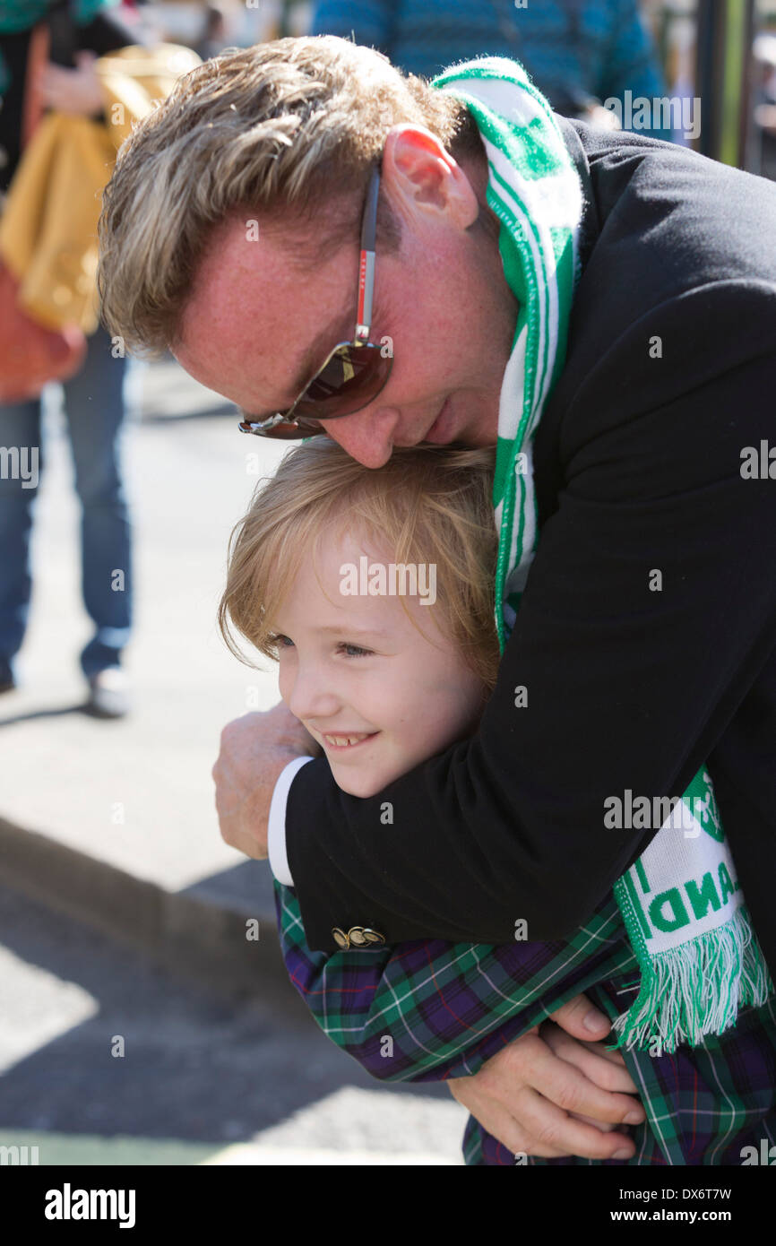 Danza Irish-American Star Michael Flatley coccole suo figlio Michael San Giacomo. Il giorno di San Patrizio parata nel centro di Londra. Foto Stock