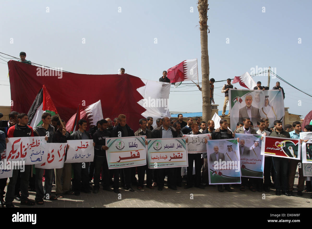 La città di Gaza, Striscia di Gaza, Territori palestinesi. Xix Mar, 2014. Palestinesi tenere cartelli legge in arabo ''Grazie Qatar'' durante un comizio nella città di Gaza il 19 marzo 2014. L'Emiro del Qatar Sheikh Tamim Bin Hamad Al Thani, ha parlato di domenica con il Primo Ministro palestinese nella Striscia di Gaza Ismail Haniyeh, e gli disse che il Qatar potrà continuare a sostenere e aiutare a Gaza. Il Qatar aveva precedentemente fornito alla striscia di Gaza con combustibile dopo l'arresto di impianti di potenza nella striscia come combustibile esaurito il credito: Mohammed Asad/immagini APA/ZUMAPRESS.com/Alamy Live News Foto Stock