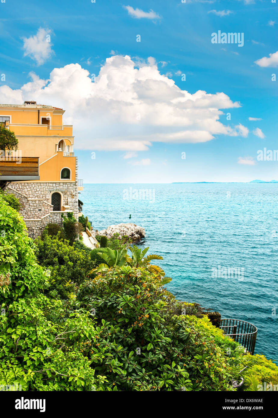Bellissimo paesaggio mediterraneo, vista di resort di lusso e bay, riviera francese Foto Stock