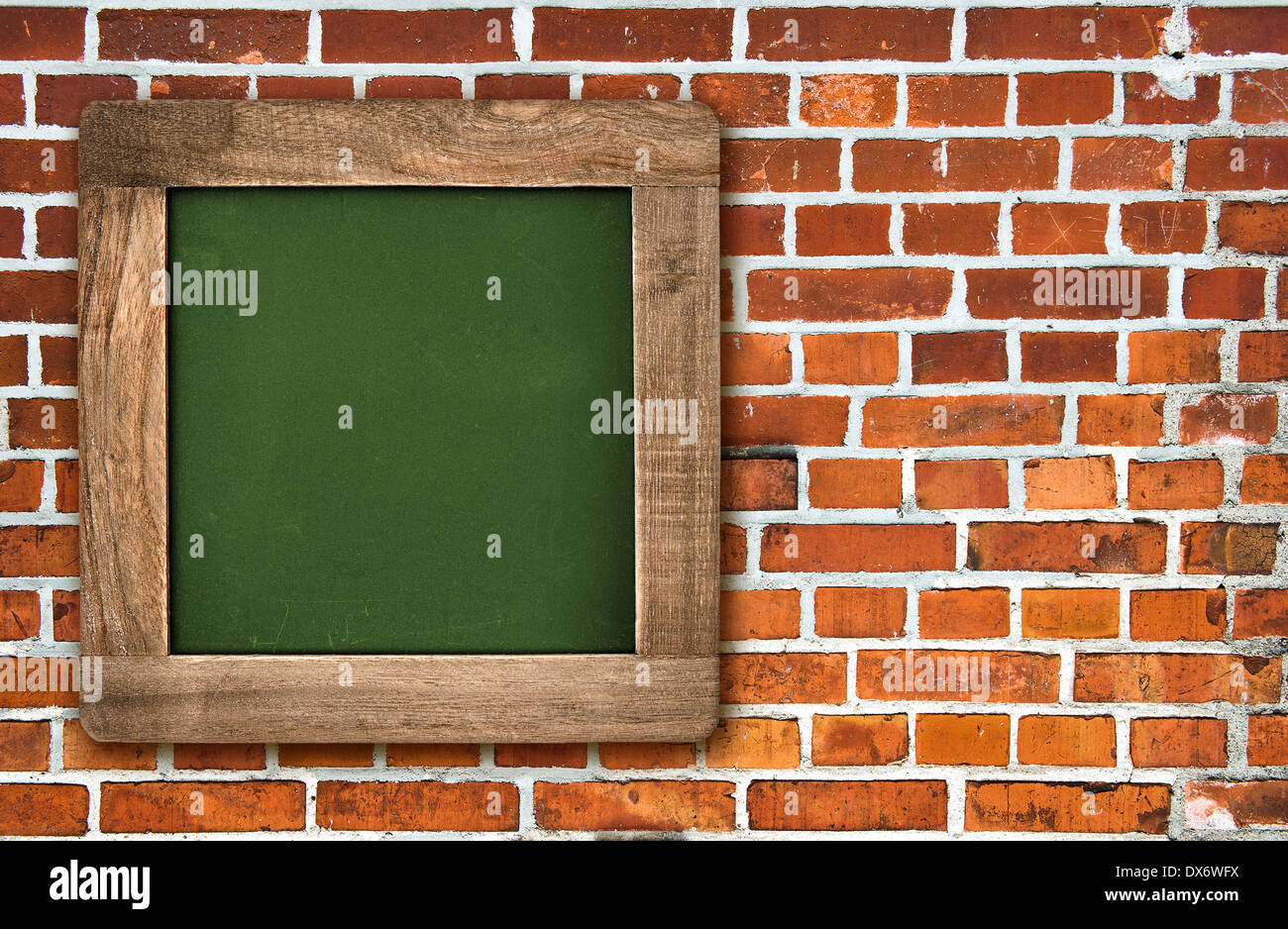 Square lavagna con cornice in legno su rosso mattone sfondo a parete Foto Stock