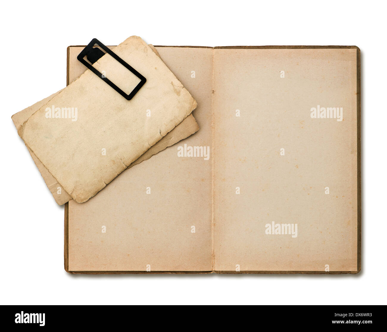 Aprire il vecchio libro con fogli di carta isolato su sfondo bianco Foto Stock
