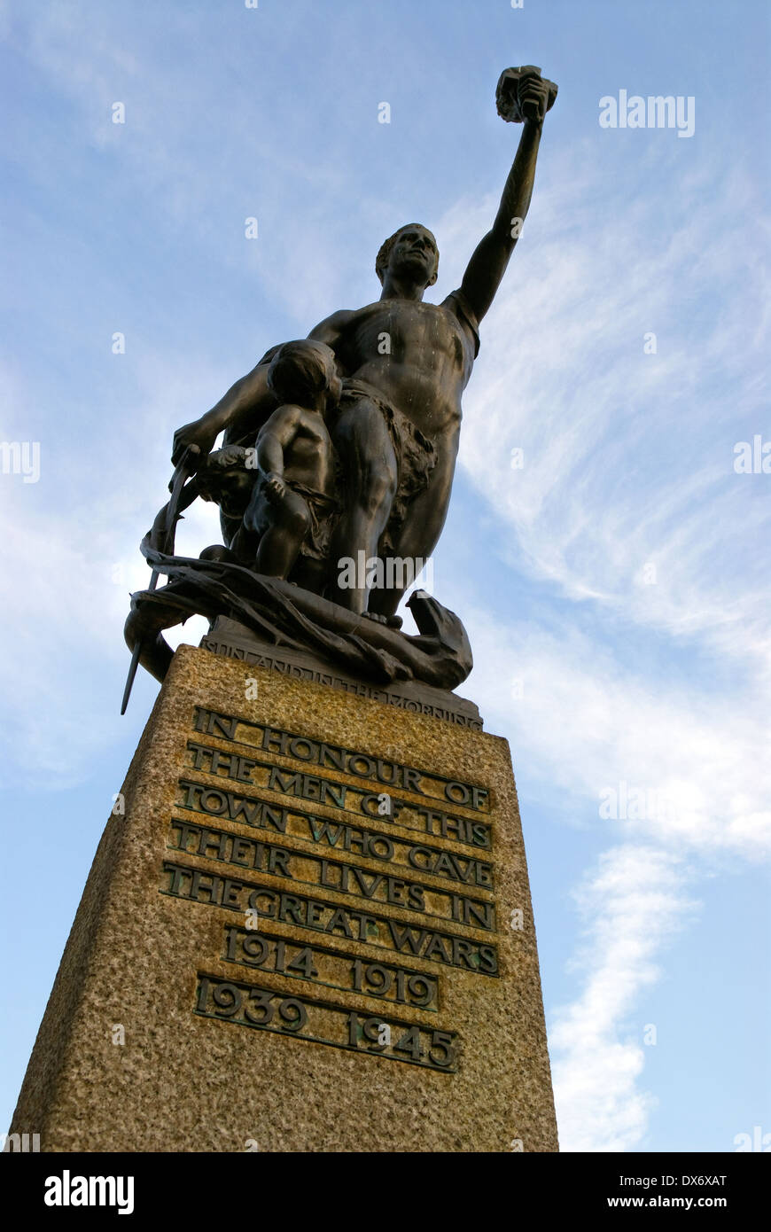 Statua in memoria di coloro che sono morti nelle guerre mondiali del 1914-18 e 1939-45, Kingston, Surrey, Regno Unito. Foto Stock