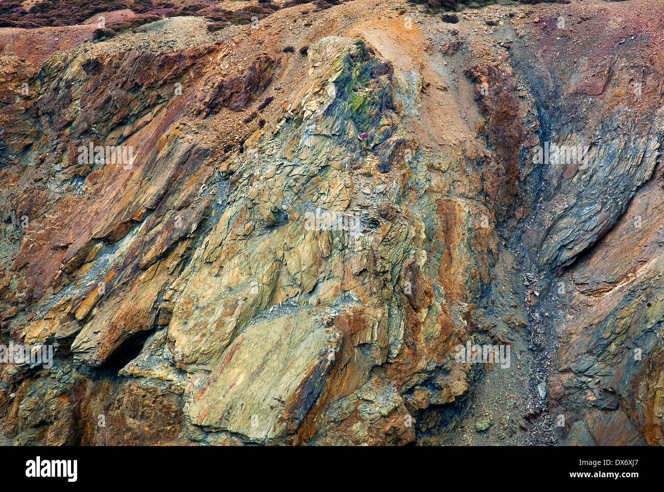 Una raffinata arte fotografia di un incredibilmente colorato e magico paesaggio riempito con Alchimia a aprire cast storica miniera di rame su P Foto Stock