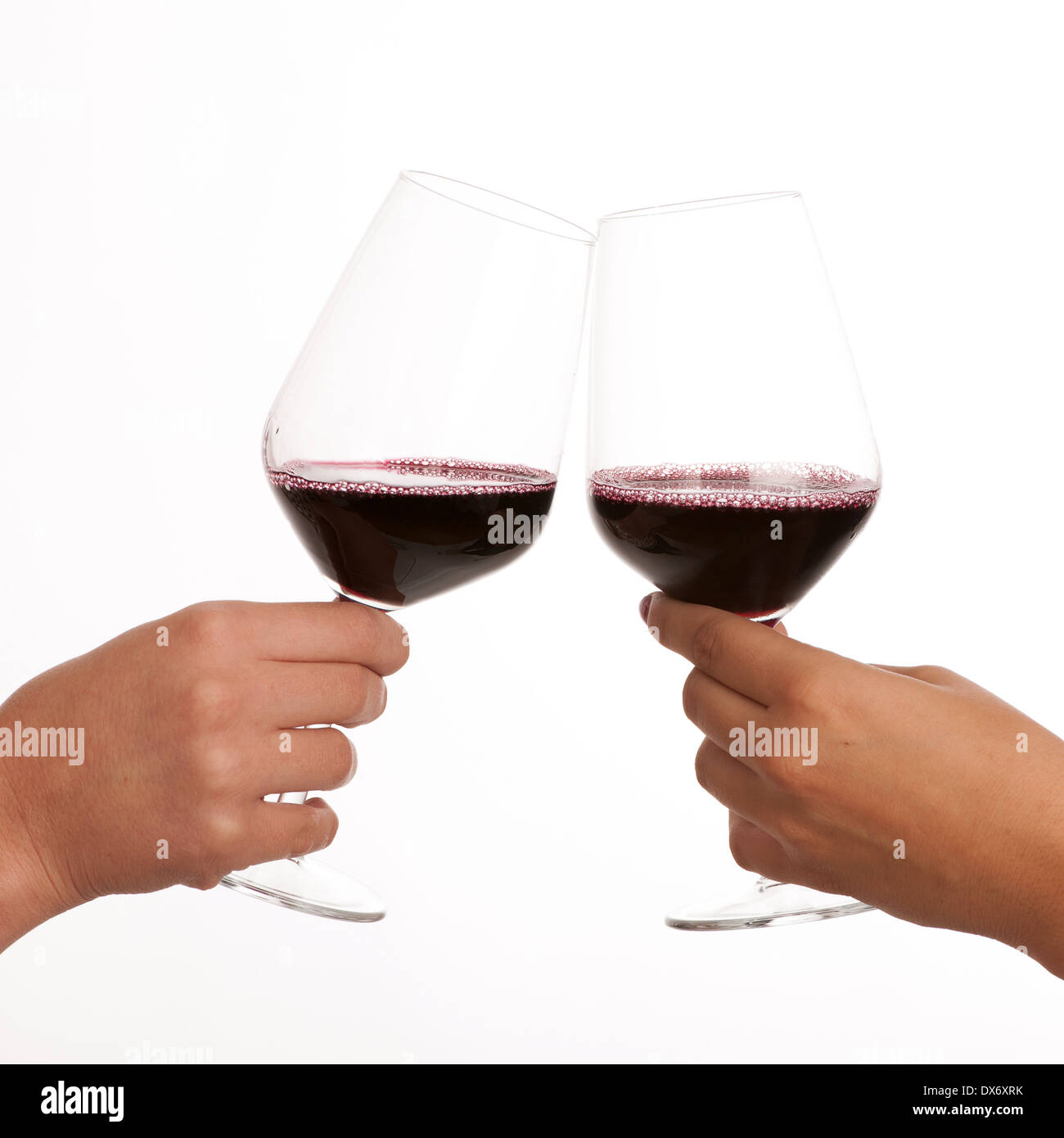 Due bicchieri di vino in mani isolato su bianco Foto Stock