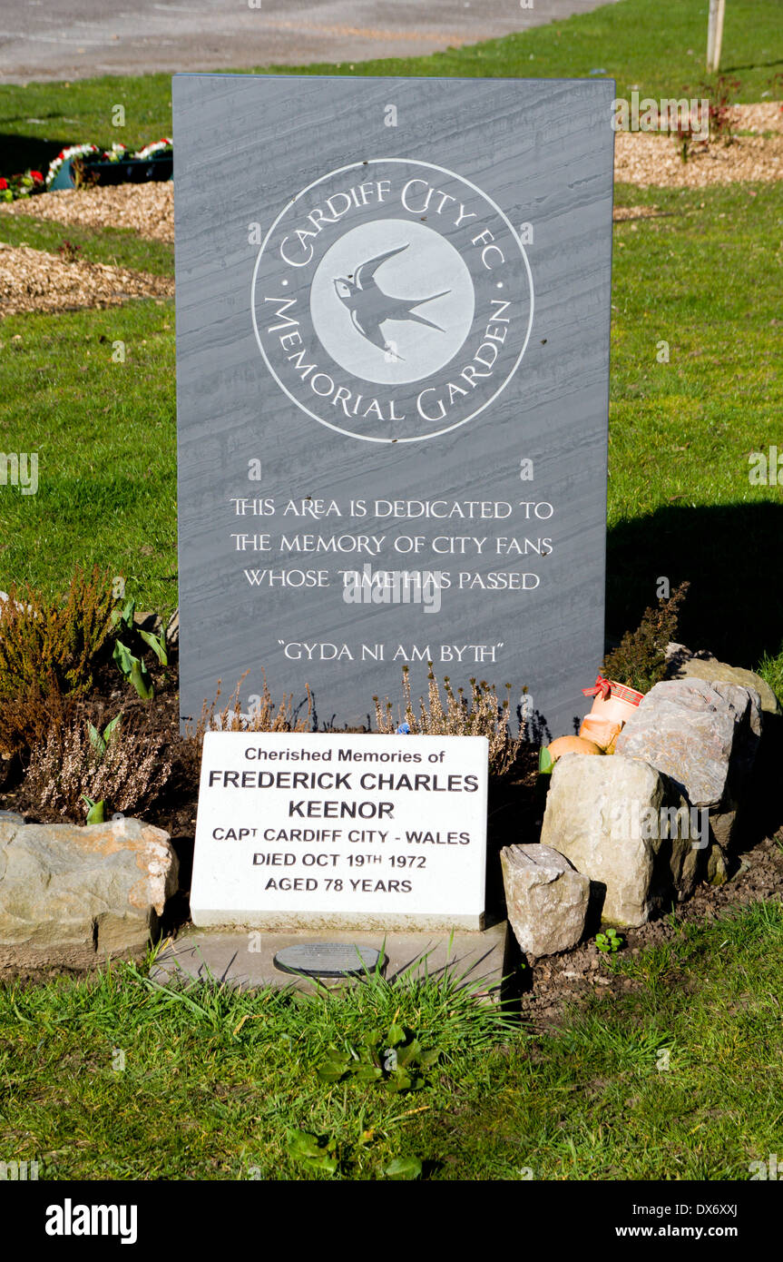 Memorial al di fuori del Cardiff City Stadium di fan che hanno passato lontano e un memoriale separata a Frederick Keenor, Cardiff. Foto Stock