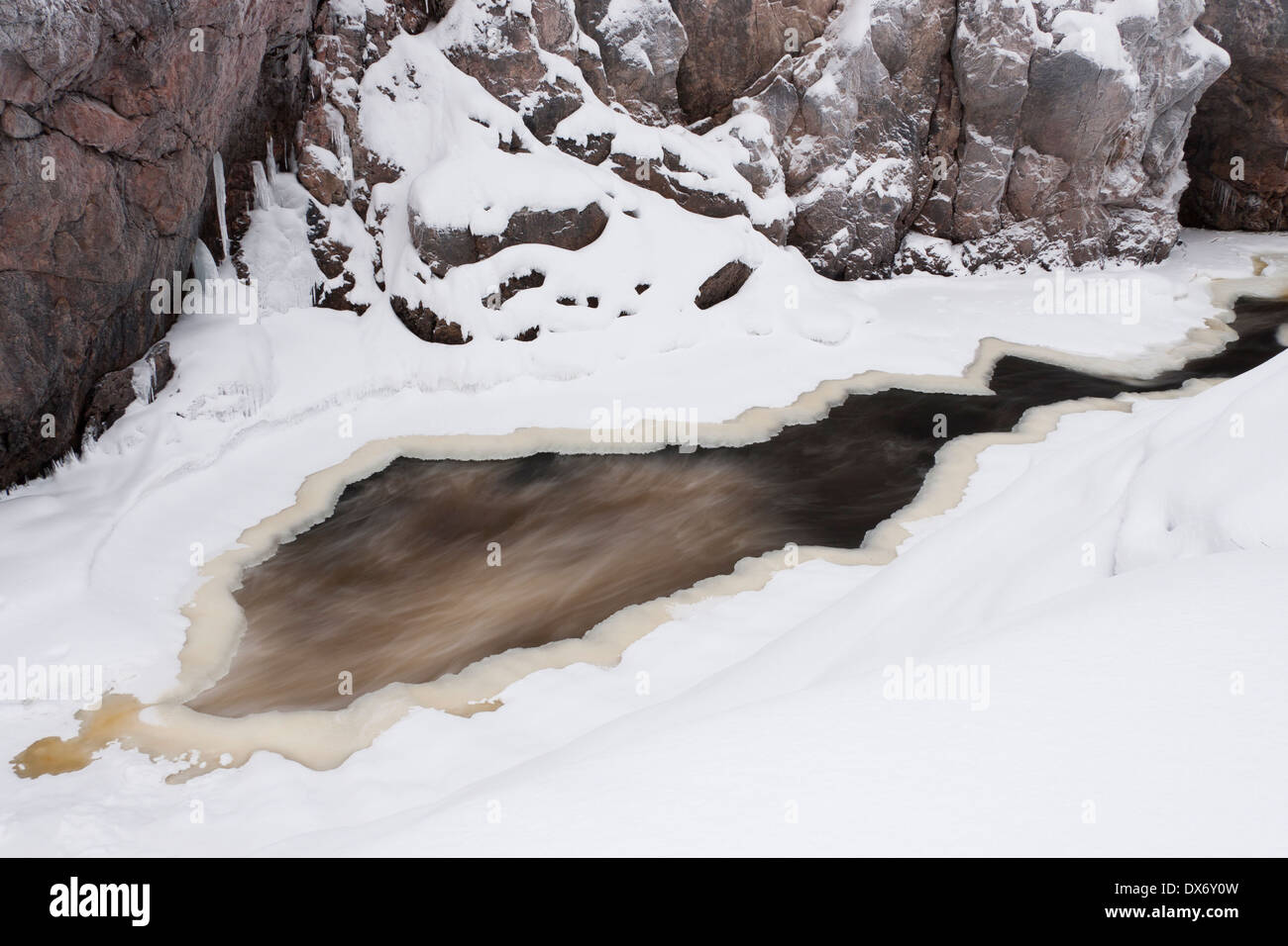 Parzialmente congelato o flusso di fiume in inverno Foto Stock