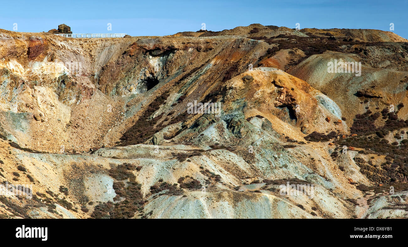 Il Footbridge oltre il variopinto cast aperto storica miniera di rame su Parys Mountain (Mynydd Parys) sull'Isola di Anglesey, Nord Wal Foto Stock