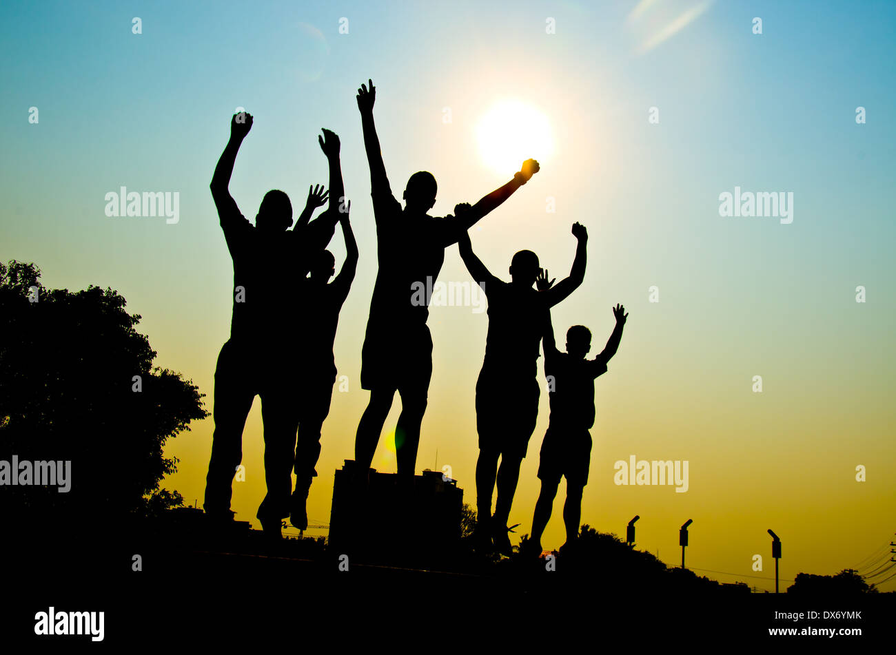 Silhouette di uomo salto per felice insieme Foto Stock