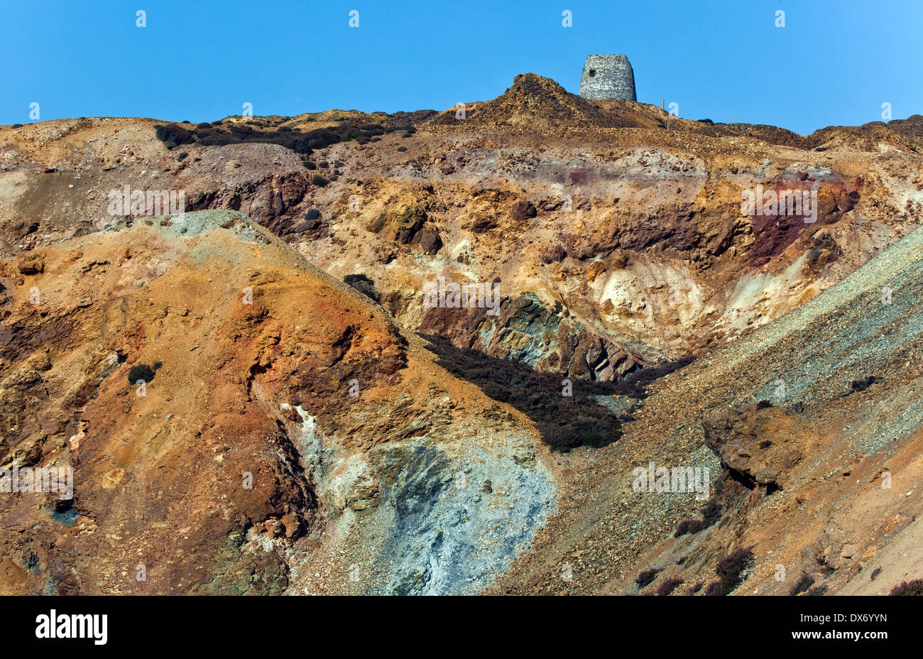 Il mulino a vento di industriale sulla skyline a aprire Cast storica miniera di rame su Parys Mountain (Mynydd Parys) sull'Isola di Anglesey, Nord Foto Stock