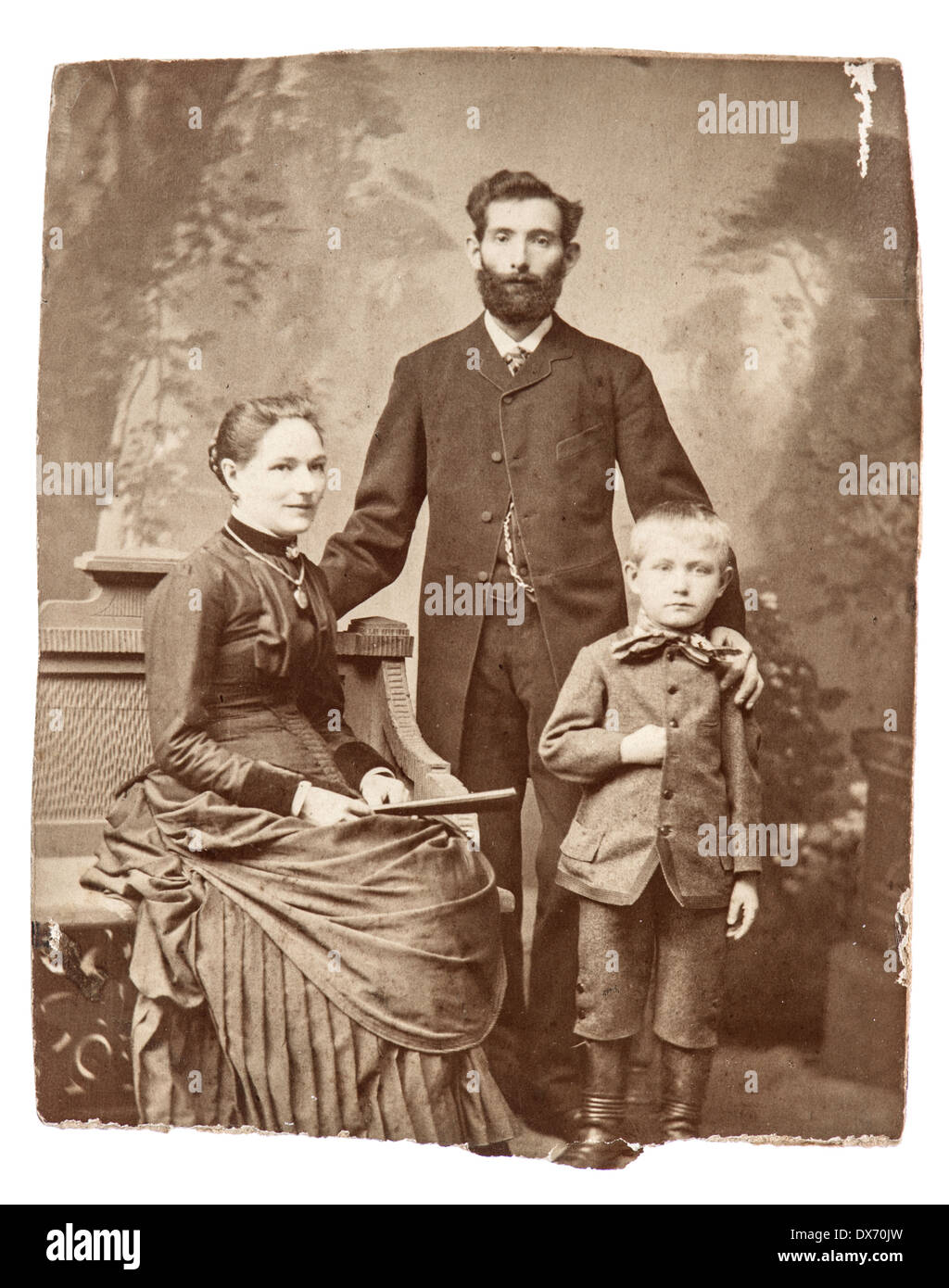 Berlino, Germania - circa 1860: antico ritratto di famiglia della madre, padre e figlio di indossare abbigliamento vintage, circa 1860 a Berlino, Foto Stock