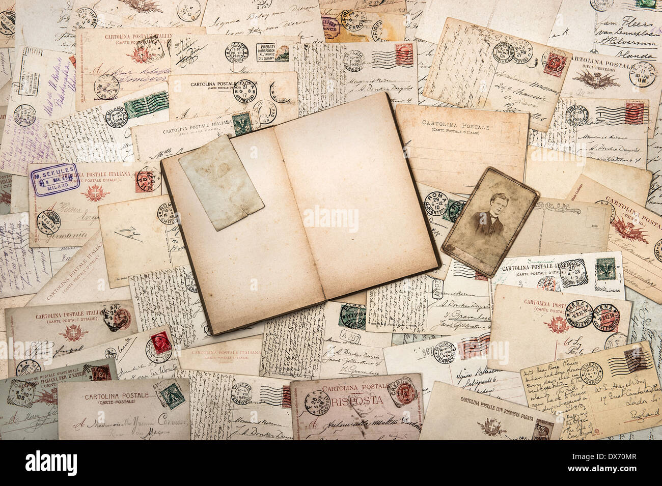 Vintage nostalgico sfondo con vecchie cartoline manoscritte e aprire il libro vuoto Foto Stock