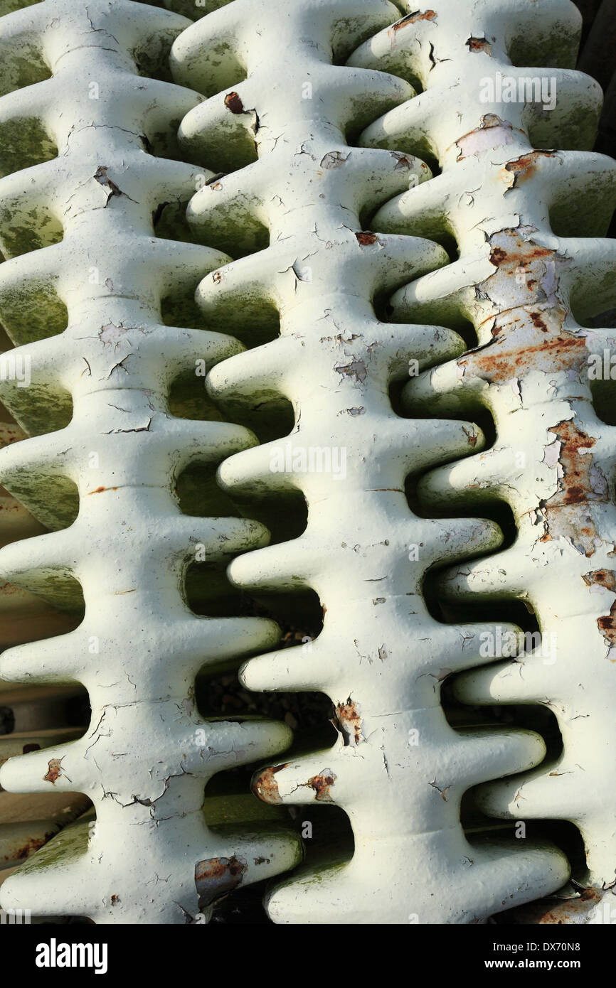 Ferro vecchio radiatori a un cantiere di bonifica. Foto Stock