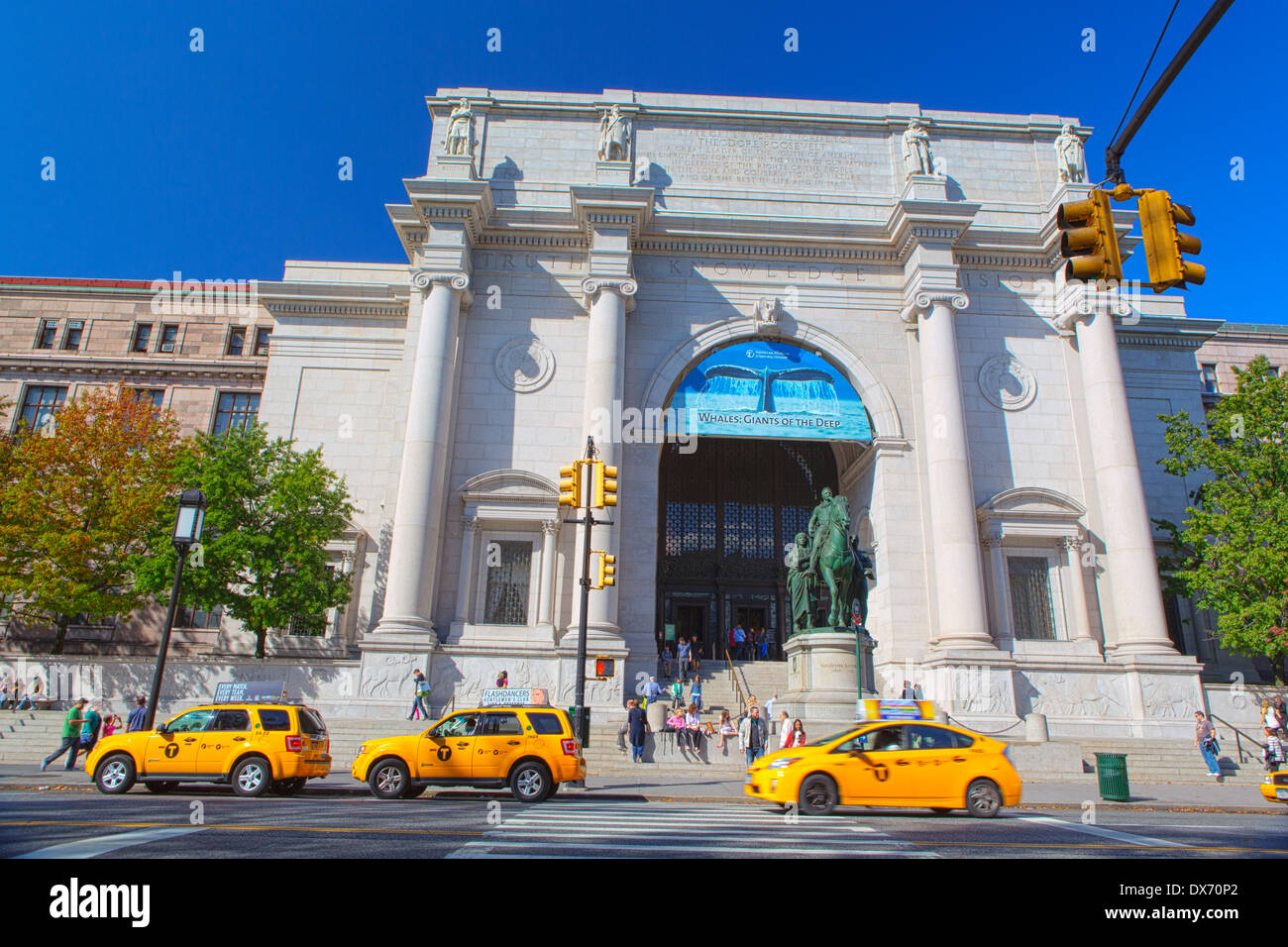 New York City taxi di fronte al Museo di Storia Naturale, della parte ovest di Central Park di New York, Stati Uniti d'America Foto Stock