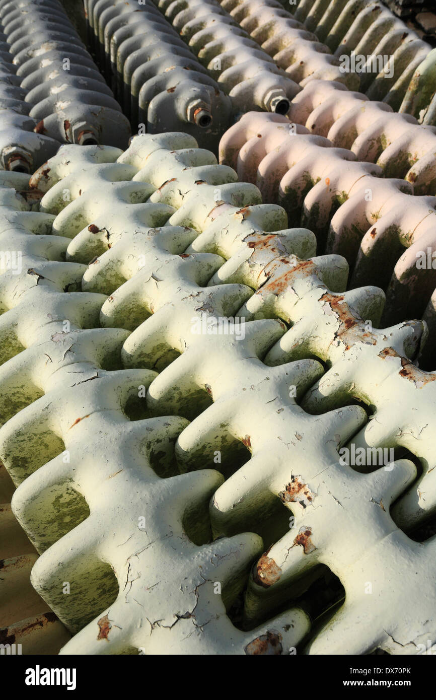 Ferro vecchio radiatori a un cantiere di bonifica. Foto Stock