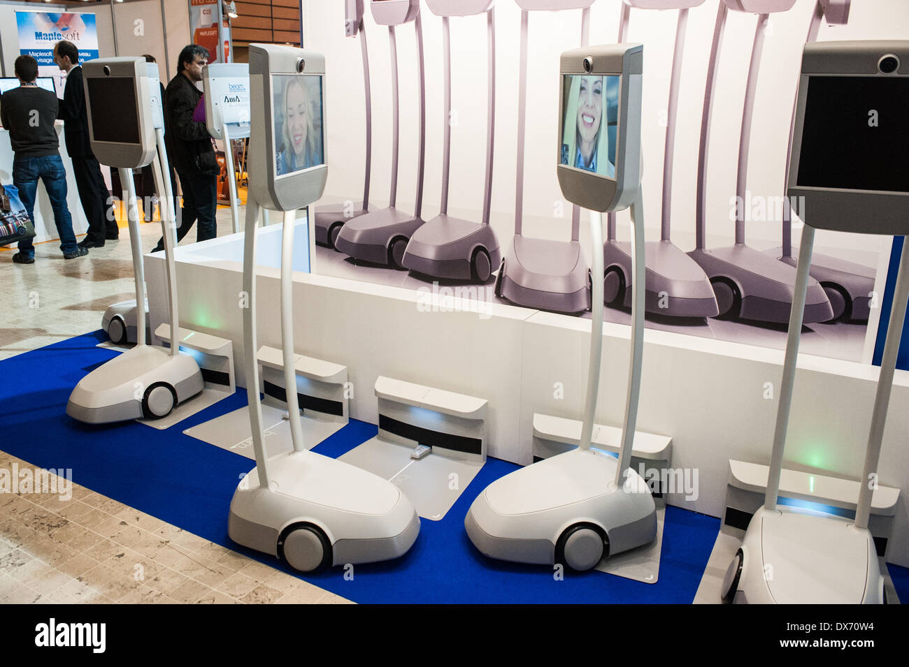 Lione, Francia - 19 Marzo 2014: due in remoto robot Awabot a Innorobo 2014, il 4° fiera internazionale specializzata sulla robotica di servizio. Credito: Piero Cruciatti/Alamy Live News Foto Stock