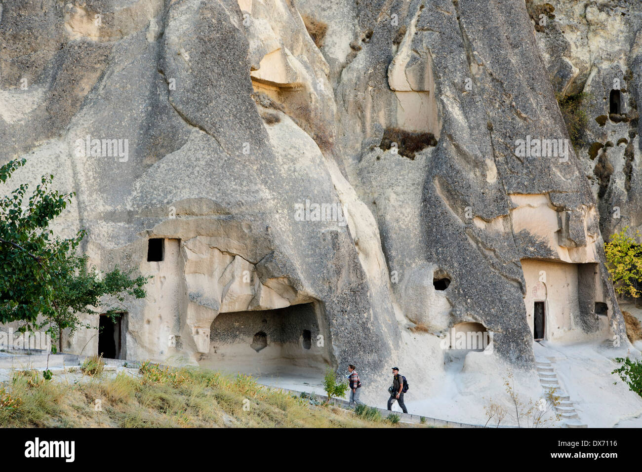 I visitatori nella parte anteriore della porzione di chiesa complessa, Goreme Open Air Museum, Goreme, Cappadocia, Turchia Foto Stock