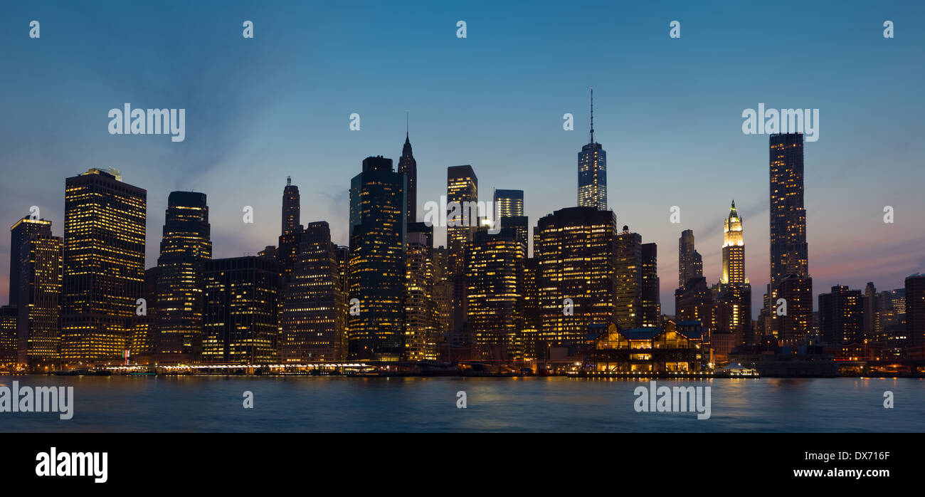 Inferiore dello Skyline di Manhattan dal ponte di Brooklyn Park, Brooklyn, New York, Stati Uniti d'America Foto Stock