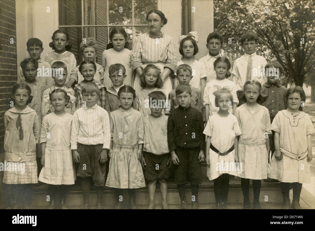 Circa 1910 foto di antiquariato, una scuola o un asilo nido di gruppo con insegnante. Foto Stock
