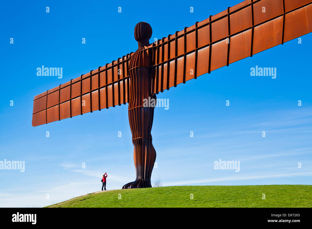 Persona che fotografa l'Angelo della scultura del Nord di Antony Gormley Gateshead newcastle-upon-tyne inghilterra gb uk europe Foto Stock
