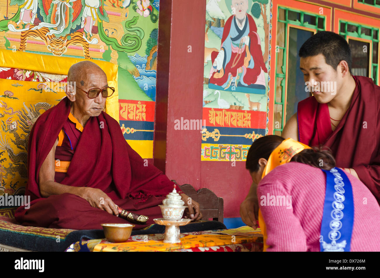Lama buddista benedice devoto durante Loshar(Periodo del nuovo anno tibetano) celebrazione Boudnath ,Kathmandu Foto Stock