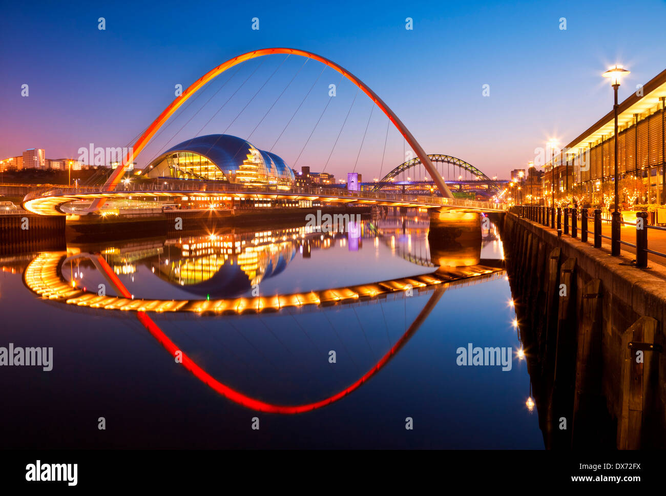 Newcastle upon Tyne skyline notturno Gateshead Millennium ponte sul fiume Tyne Tyne and Wear Tyneside Inghilterra UK GB Europa Foto Stock